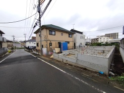 6m幅員の道路に面しておりお車の運転が苦手な方でも安心して出入りいただけます。