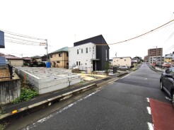 9m幅員の道路に面しておりお車の運転が苦手な方でも安心して出入りいただけます。