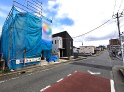 A号棟 9m幅員の道路に面しておりお車の運転が苦手な方でも安心して出入りいただけます。