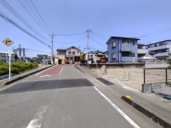 A号棟 9m幅員の道路に面しておりお車の運転が苦手な方でも安心して出入りいただけます。