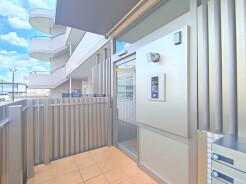 オートロックの自動ドアを備えたマンションエントランス。