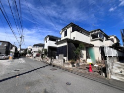 3.5m~6.6m幅員の道路に面しておりお車の運転が苦手な方でも安心して出入りいただけます。