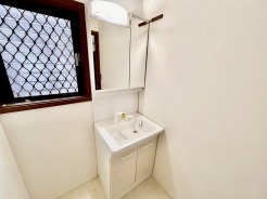 お出かけ前の身だしなみに一歩差がつく鏡。ミラー裏にはたっぷり収納もございます。
