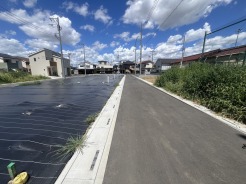 6m幅員の道路に面しておりお車の運転が苦手な方でも安心して出入りいただけます。