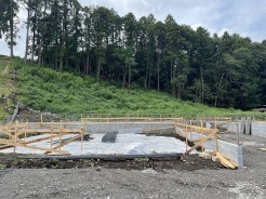 豊かな緑に抱かれ、四季の移ろいを肌で感じられる静寂な環境。穏やかな時間が流れる立地です
