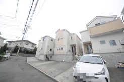戸建てが立ち並ぶ静かな住宅街。四季折々の移り変わりを感じながら自然と楽しみ、暮らす、そんな毎日を日々の中で感じられる住環境

