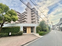 L字型キッチンのある明るいリビングです。