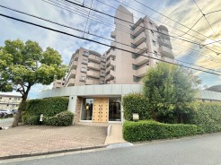 小手指駅徒歩7分のアクセスです。３LDKの開放感のある角部屋です。