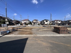 5m幅員の道路に面しておりお車の運転が苦手な方でも安心して出入りいただけます。