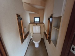 リノベーション前、新規トイレに交換します
