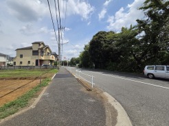 南道路に面しており日中もたくさんの陽が入ります。風通りや周辺環境など実際に現地にてご確認ください。