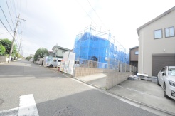 6m幅員の道路に面しておりお車の運転が苦手な方でも安心して出入りいただけます。