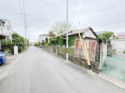 目の前の道路は車通りも少なく閑静な住環境です。