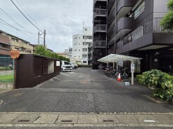 敷地内駐車場と駐輪場