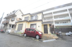 戸建てが立ち並ぶ静かな住宅街。四季折々の移り変わりを感じながら自然と楽しみ、暮らす、そんな毎日を日々の中で感じられる住環境
