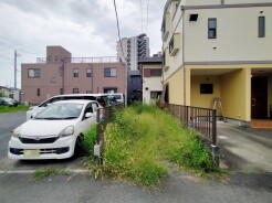 セカンドカーや来客時にも便利なカースペース2～3台分ございます。
