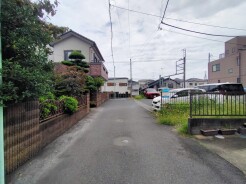 前面道路は通り抜けができないため、交通量が少なく静かな住環境です。
