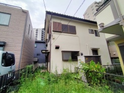 現在古屋あり。更地渡し。五感で感じる、現地でしかわからない事も沢山ございます。周辺環境なども一緒にご案内いたしますのでお気軽にお問合せください。
