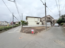 戸建てが立ち並ぶ静かな住宅街。四季折々の移り変わりを感じながら自然と楽しみ、暮らす、そんな毎日を日々の中で感じられる住環境
