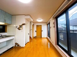リフォーム前画像　家族や友人、両親、親戚とこれから沢山の時間を紡ぐのだろう。そこを彩るのは窓から見える青い空、心地よい緑。そんなイメージが膨らむリビングスペース。
