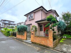 5.2m幅員の道路に面しておりお車の運転が苦手な方でも安心して出入りいただけます。

