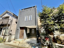 戸建てが立ち並ぶ静かな住宅街。四季折々の移り変わりを感じながら自然と楽しみ、暮らす、そんな毎日を日々の中で感じられる住環境
