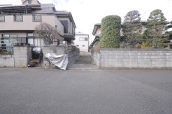 前面の道路は６ｍなのでお車の出し入れは楽にできます。