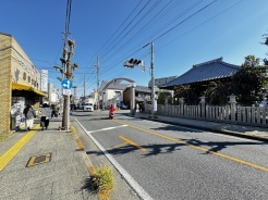 １２m幅員の道路に面しておりお車の運転が苦手な方でも安心して出入りいただけます。
