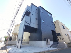西武新宿線の始発駅である「新所沢」駅から徒歩16分。
外壁・屋根は耐久性の高いガルバリウム鋼板採用。
他の建売住宅とは一味違います。