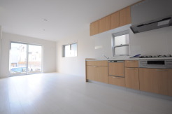 収納量豊富なシステムキッチン。明るい光が差し込む窓も調味料置き場などに役立ちます。カウンターキッチンと違い、背面を広く使えるので自由度が高いのも嬉しいですね。
