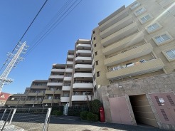 青空の下、穏やかな時間を過ごせる住まい
