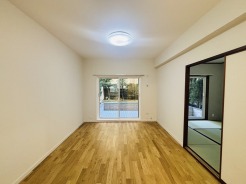 家族や友人、両親、親戚とこれから沢山の時間を紡ぐのだろう。そこを彩るのは窓から見える青い空、心地よい緑。そんなイメージが膨らむリビングスペース。
