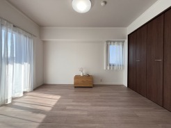 扉を開放するとLDKと洋室を一体利用できる空間！扉を閉めると独立した空間としても活用できます。
