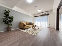 家族や友人、両親、親戚とこれから沢山の時間を紡ぐのだろう。そこを彩るのは窓から見える青い空、心地よい緑。そんなイメージが膨らむリビングスペース。
