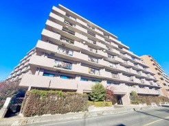 戸建てが立ち並ぶ静かな住宅街。四季折々の移り変わりを感じながら自然と楽しみ、暮らす、そんな毎日を日々の中で感じられる住環境
