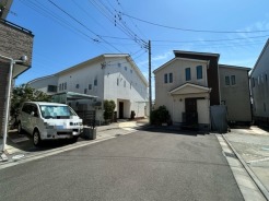 6m幅員の道路に面しておりお車の運転が苦手な方でも安心して出入りいただけます。
