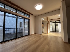 家族団欒のリビング。陽光差し込む食卓には家族の会話とスマイルが溢れます。いつまでもここで食卓を囲みたくなる、そう感じさせてくれるスペース。
