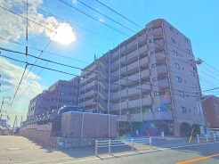 西武新宿線「航空公園」駅から徒歩10分。
西武池袋線・狭山線「西所沢」から徒歩13分。
どこに行くにも便利な立地の管理体制良好マンション。