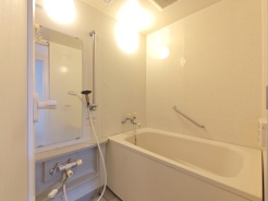 換気扇付きのバスルーム。