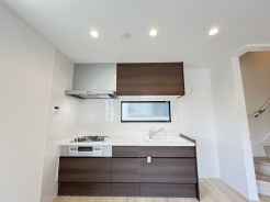 明るい光が降り注ぐ窓があるキッチンはお料理を作る時の気持ちもいつもより明るくなります。近くに窓があるので換気もしやすいですね。
