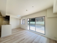 大きな開口部から明るい光が差し込むリビング。日中の室内の明るさがこの部屋の魅力です。
