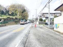 14m幅員の道路に面しておりお車の運転が苦手な方でも安心して出入りいただけます。
