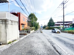 14m幅員の道路に面しておりお車の運転が苦手な方でも安心して出入りいただけます。

