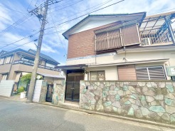 戸建てが立ち並ぶ静かな住宅街。四季折々の移り変わりを感じながら自然と楽しみ、暮らす、そんな毎日を日々の中で感じられる住環境
