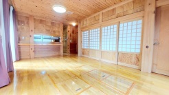 大きな開口部から明るい光が差し込むリビング。日中の室内の明るさがこの部屋の魅力です。
