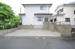 戸建てが立ち並ぶ静かな住宅街。四季折々の移り変わりを感じながら自然と楽しみ、暮らす、そんな毎日を日々の中で感じられる住環境
