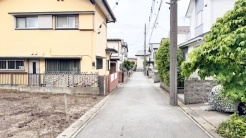 4m幅員の公道に面しておりお車の運転が苦手な方でも安心して出入りいただけます。
