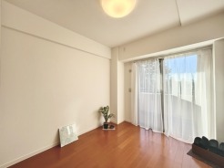 大きな開口部から明るい光が差し込む、日中の室内の明るさがこの部屋の魅力です。
