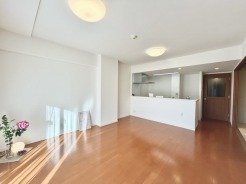 夕食の時間。家族、友人、両親、親戚との会話がより料理を美味しくしてくれる。あっという間に時間が過ぎてしまう居心地の良さは、普段はほっとする空間としてここにあります。
