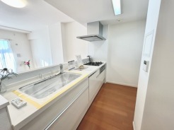 家族団欒のリビング。陽光差し込む食卓には家族の会話とスマイルが溢れます。いつまでもここで食卓を囲みたくなる、そう感じさせてくれるスペース。
